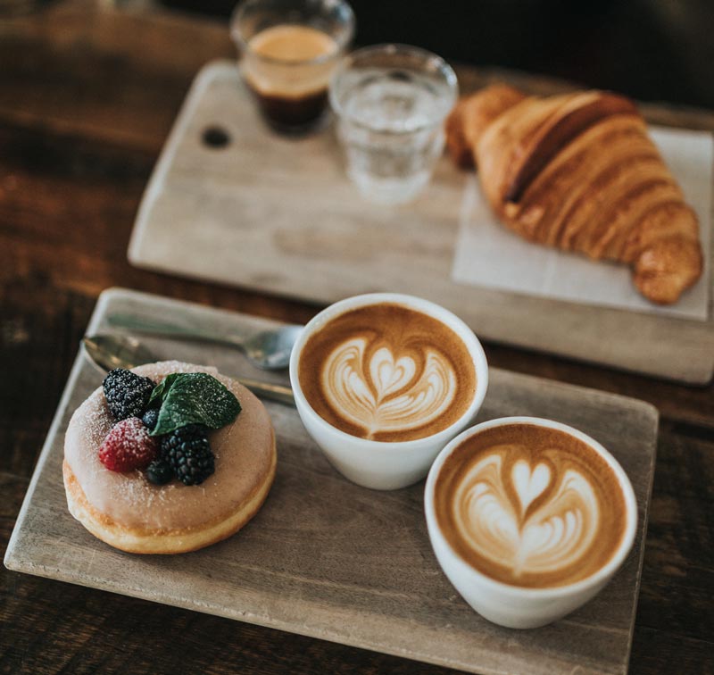 Fika på kafé (Bildkälla Unsplash)